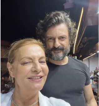 zlediinde olu olmasna ramen tamamyla farkl birisini izlediini sylyor. Bu da oyuncu olarak benim iin duyabileceim en gzel cmlelerden bir tanesi. Ben bir oyuncunun su gibi olduunu dnyorum. Hangi kaba girerse girsin o ekli almal.