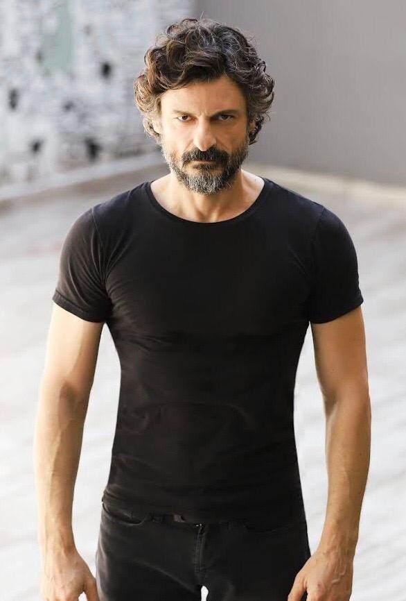 Anneniz sizi izler mi, eletiri ve yorum yapar m? Kurulu Osman ve dizideki rolnz iin neler syledi?  <br>  En fanatik takipim annem diyebilirim. zler de, eletirir de, yorum da yapar. Oyunculuumu ok beeniyor. Temirboa karakterini ok farkl, ok zel buluyor.