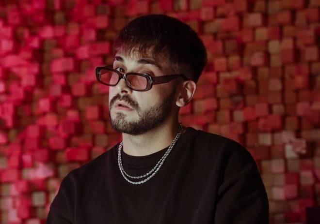 Sunucu, nl arkcy dini bilgiler testine tabi tuttu ve birka soru yneltti.