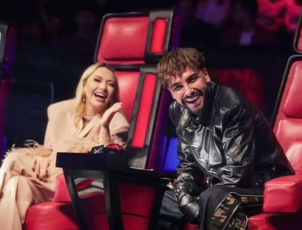 arklaryla ve zel hayatyla gndemden dmeyen 26 yandaki arkc, DJ Kadir etin'in sunduu radyo programna konuk oldu.