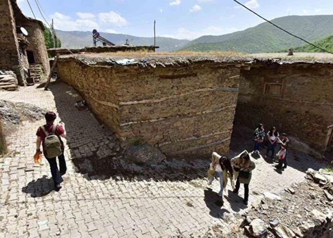 Her yl yzlerce vatandan ziyaret edip fotoraflad Uzunta ky; tal dar yollar, ahap kaplar, aalar, balar ve baheleriyle grenleri kendine hayran brakyor.
