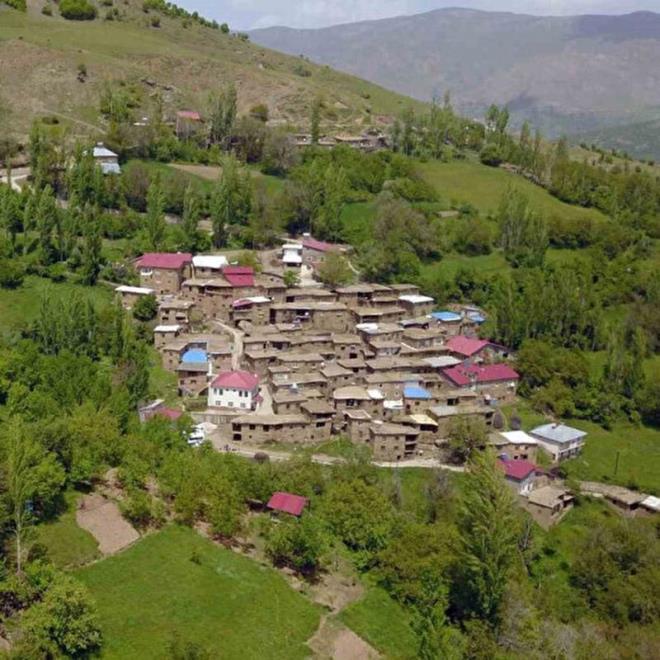 Bitlis'in Hizan ilesinde ta evlerden oluan kyler, fotoraflar ve gezginler tarafndan byk ilgi gryor.
