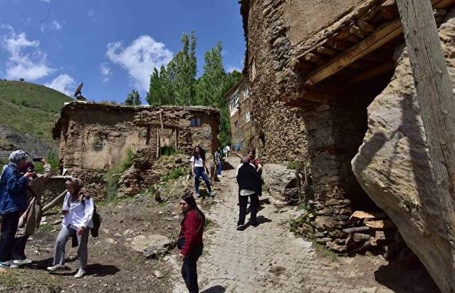 Trkiye'nin farkl illerinden gelen gezgin ve fotoraflar st ste yapl eski ta evlerin btnlemesi sonucu ortaya kan gzel manzaralar hem izleme hem de fotoraflama ans yakalyor.