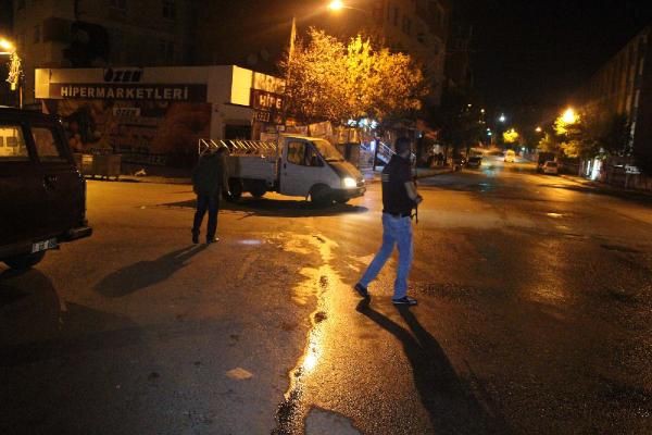 Babakan Recep Tayyip Erdoan'n Sabiha Gken'den Kskl'daki evine gidecei gei gzergah zerinde bulunan Mustafa Kemal Kprs'nde gvenlik nlemi alan polislere ate edildii iddia edildi.