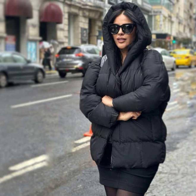 Fazla kilolarndan kurtulan ve byk bir deiim geiren nl arkc Zara, sosyal medyay olduka aktif kullanan nl isimler arasnda yerini alyor. nl isim son olarak son paylamyla adndan sz ettirdi.