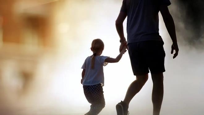 5. ocuu ar korumayn  <br>  ocuu ar korumakla kstlamak bazen birbirine ok kartrlyor. ocuunuza alan ve zgrlk verme cesaretine sahip olun! Sert ebeveynlik, ocuunuzun duygusal alkant yaamasna ve z kontrol kaybna neden olabilir. ocuunuza kar ok katysanz, ona davranlarn makul snrlar iinde ynetmesini retmiyorsunuz demektir. ocuklarnza kar ar korumac davranarak doru eyi yaptnz dnyorsunuz, ancak bu onlar rahatsz edebilir ve kendi balarnn aresine bakamayacaklar hissine kaplmalarna neden olabilir. Bu ar koruma onlar risk almaktan korkan, her zorlukta kendinden phe eden yetikinlere dntrecektir.