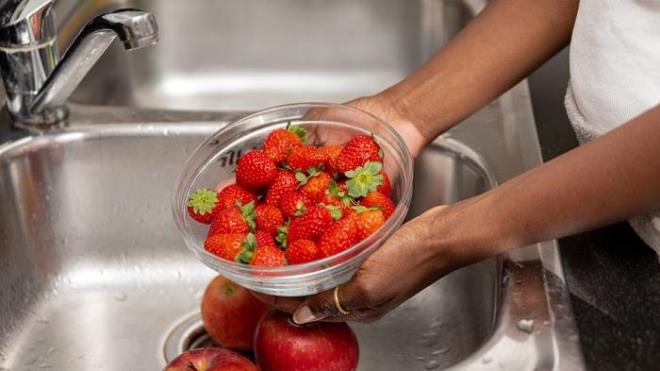 SRKE LE NASIL TEMZLENR?<p>    Sirke iyi bir temizleyici olarak n plana kabiliyor. Ayrca ilek temizleme konusunda faydal olabiliyor. te sz konusu yntemin uygulan;<br>     Bir kabn iine 1 su barda beyaz sirke veya elma sirkesi doldurulur.  <br>   zerine 8 su barda su boaltlr.<br>     Devamnda sz konusu meyve hazrlanan suda 4-5 dakika bekletilir (eer sirkeli suda fazla bekletilirse, meyvenin yzey rengi deiebilir).  <br>   Ardndan kartlr ve szlr.  <br>   Devamnda souk sudan geirilir.  <br>   Hemen tketilmeyecekse, slak ekilde buzdolabna koyulmas nerilmiyor.  <br>   Kat havlu ile kurulandktan sonra buzdolabna yerletirilebilir.  <br>   Sirke sayesinde ilekteki kir ve bakteriler yok olabilir.