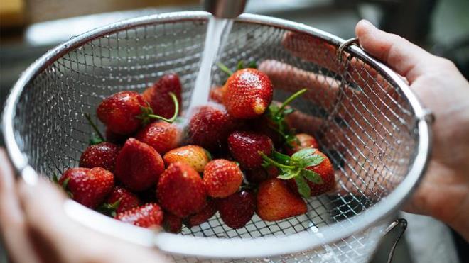 ilek ykamann adeta srr ortaya kt. nk tuz veya sirke arasnda kalan birok insan, iki yntemi de tercih edebilir. Zira ilek ykarken baz noktalara dikkat edildiinde hem tuz ile hem de sirke ile temizlemek mmkn olabiliyor. Ayrca tuz ve sirke ynteminin detaylar aada yer alyor.