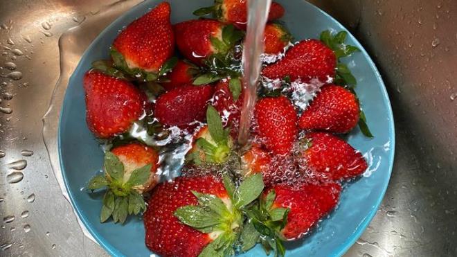 ilek birok insan tarafndan sevilerek tketilen meyveler arasnda bulunuyor. Bu nedenle pek ok vatanda tarafndan tketiliyor. Ancak, 'ilek nasl ykanmal?' sorusu birok insann zihnini kurcalayabiliyor.