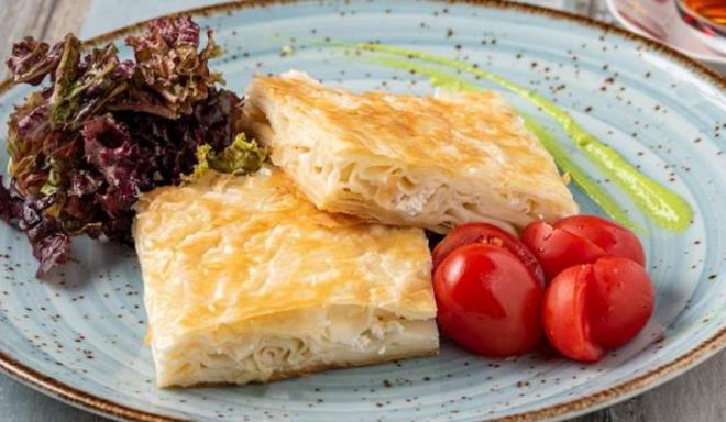 BREK    Brek , un, su ve tuzla yaplan, ince bir ekilde gerilmi hamur tabakalar olan yufkaya sarlm lezzetli veya tatl bir i malzemeden oluan frnlanm bir yemektir