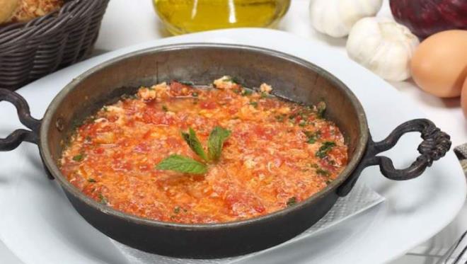 MENEMEN    Menemen, domates, yumurta, biber ve eitli baharatlardan oluan geleneksel bir Trk yemeidir.