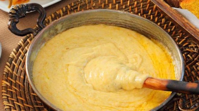 KUYMAK    Kuymak, ounlukla kahvaltda tketildii Karadeniz evresindeki blgenin tipik bir yemeidir. Her zaman scak ve taze hazrlanm olarak servis edilmesi gerekir.