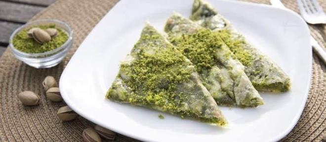 KATMER  &#8203;  Katmer, ou yre insannn gne balarken kulland bir yiyecektir; aslnda, Gaziantep'te sabahn erken saatlerinden lene kadar kahvaltda katmer tketilir.