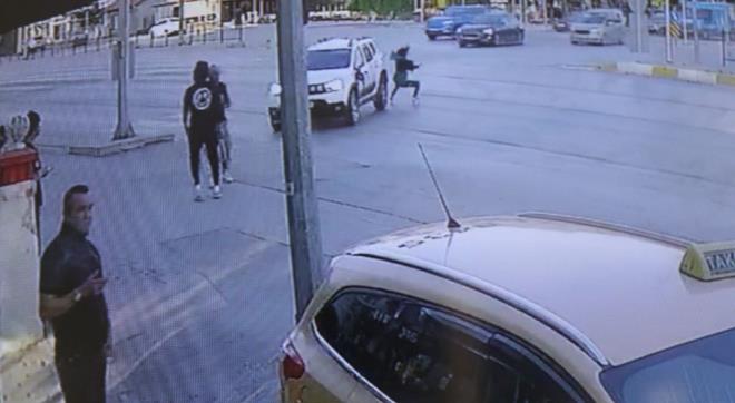 Eyp Yndem ynetimindeki otomobil, Pamukkale ilesi Cumhuriyet Mahallesi Ulus Caddesi'nde kavaktan dn yapt srada nce yolun karsna gemeye alan Sla Cesurolu'na, ardndan kaldrma karak Afganistan uyruklu Hamid Deghani, Muhammed Abduli ve Seyhram Huseyni'ye arpt.