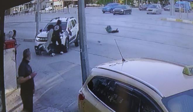 Otomobil, bir taksi durana arparak durabildi.