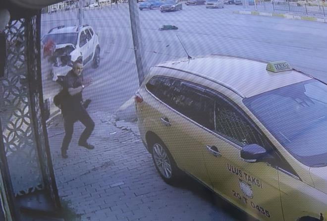 Otomobilin altnda kalan 2 kii itfaiye ekiplerince sktklar yerden karld.