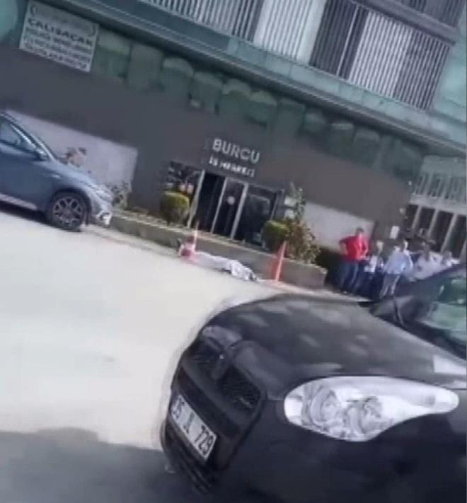 ddiaya gre; cadde zerinde yryerek alt i yerine giden Bahar Kaban (28), eski nianls Gkhan Y. tarafndan takip edildiini fark etti. Bunun zerine Kaban ile Gkhan Y. arasnda tartma kt.
