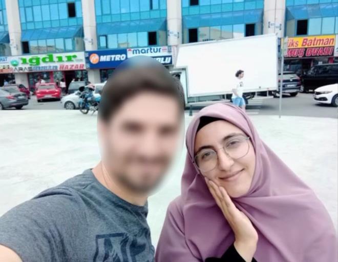 Polis ekipleri incelemelerde bulunurken silahl saldrgan yakalamak iin alma balatt. Kaban'n cenazesi, incelenmek zere Adli Tp Kurumu morguna kaldrld.