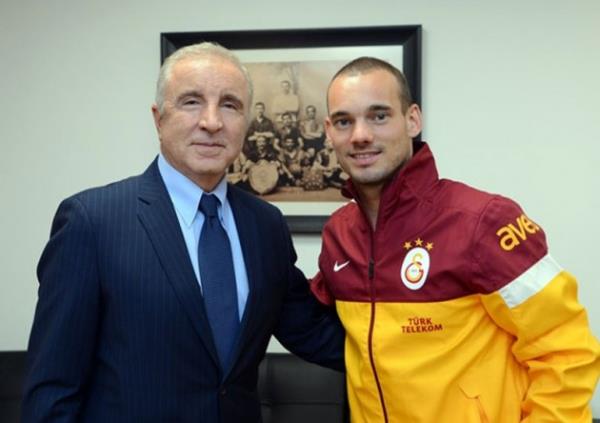 Fatih Terim'in yardmcs mit Davala ile gemite davalk olan menajer Ali Gven "Bu transferde ben yokum" dedi ardndan Sneijder ile ayn uakta stanbul'a geldi ve Hollandal, Galatasaray'a imza att.