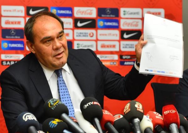 A Milli Takm'daki grevi 4 ma ve danmanlk olarak tanmlayan nal Aysal'n Terim iin "Ocak'ta hocamz alabilirsiniz" dediini TFF Bakan Demirren dn aklad. Ardndan Aysal, Demirren'in doruyu sylemediini ifade etti.