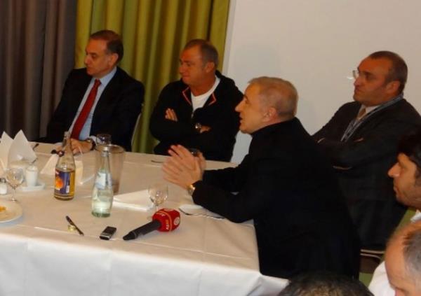 <p><b>MEGUL DED MEGUL ETT</b></p>  Aysal, Terim'in megul olmas nedeniyle kendisiyle grmediklerini vurgulayarak, "Son gnlerdeki gelimelere bakarsanz Fatih hocann ok megul olduunu greceksiniz. nmzdeki birka gn iinde de ok megul olacak. Hocann u anda kafasnn zel ilerle bulandrlmasna ben karym. (13 Eyll 2013)