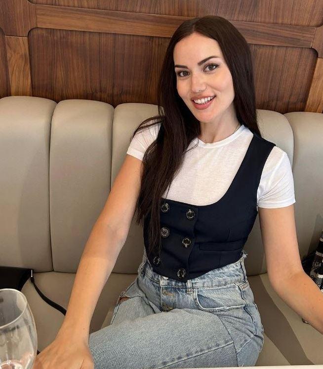 nl oyuncu evinin bahesinden keyif yapt anlar Instagram hesab zerinden paylat.