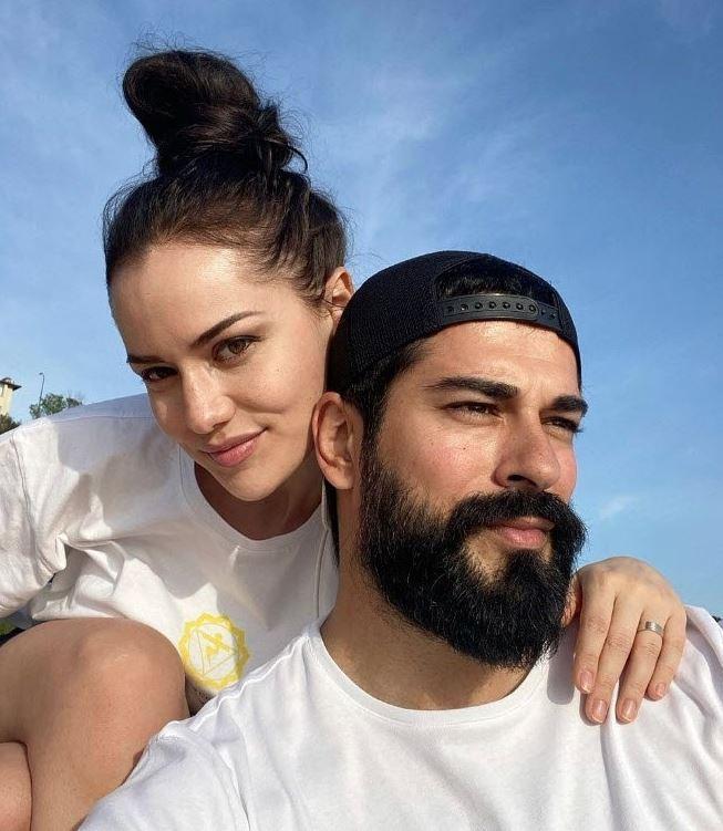 2017 ylnda nikah masasna oturan Burak zivit ve Fahriye Evcen, parmakla gsterilen iftler arasnda yer alyor.