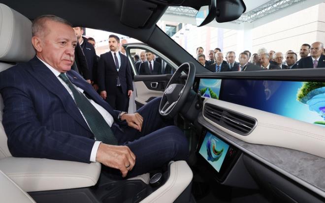 Cumhurbakan Recep Tayyip Erdoan, Togg'un yeni modeli T10F'i inceleyerek yetkililerden bilgi ald.