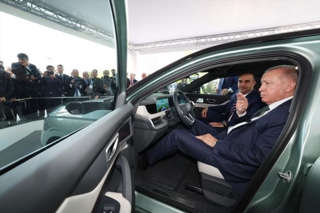 Cumhurbakan Recep Tayyip Erdoan, Trkiye Odalar ve Borsalar Birliinin (TOBB), kiz Kuleler'de dzenlenen 80. Genel Kurulu'na katld. Cumhurbakan Erdoan, burada Togg'un yeni modeli T10F'i inceleyerek yetkililerden bilgi ald.