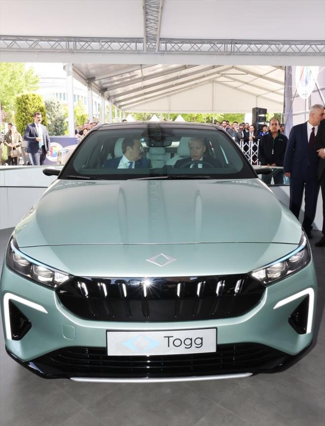 Togg'un model isimlendirme sistemine bakldnda, model seri tamamlaycs olan "T" harfi, Trkiye ve TOGG'un ba harfini temsil ediyor. T harfinin hemen yannda konumlanan "10" says ise segment tanmlaycs olarak "C segmentine" iaret ediyor. T10'un yanna gelen "F" harfi de gvde tipi tamamlaycs olarak fastback kelimesinin ba harfinden esinlenildi. Bylece "T10F" model ismi ortaya kt.