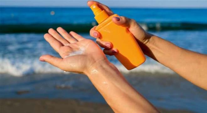 Gne koruyucu krem kullanmadan gne nlarna maruz kalmak erken yalanmaya, gne yanna neden olur. Hatta cilt kanserine yakalanma riskiniz de artar. Bu nedenle dar karken gne kremi kullanmalsnz