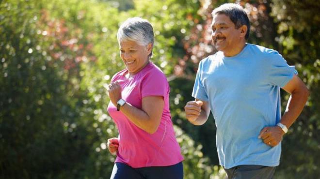 Ayn zamanda yalln uyku kayb ile ilikilendirildiini syleyen Mftolu, yorgunlukla mcadele etmede en faydal zmn aktivitelerde olduunu vurguluyor. Gn ierisinde yorulmak, egzersiz yapmak ve gzel bir uyku ekmek ertesi gne daha dingin balamanz salayabilir.