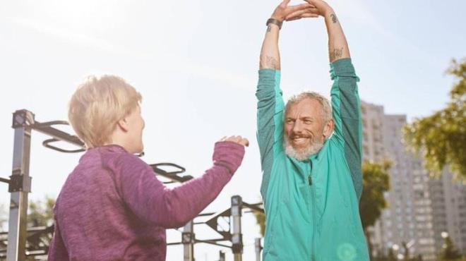 Osman Mftolu'na gre yallk srecinde lokmalar azaltrken, admlarnz oaltmanz gerekiyor. Yani hayatnza daha fazla aktivite ve egzersizi dahil ederek yallk srecinde uygulanmas gereken salk kurallarna uyum salamalsnz.