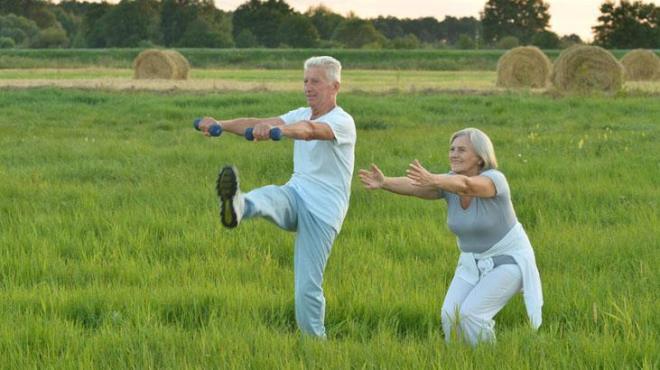 Yallk planlarnda gne enerjik balayabilmek olduka nemlidir. Dzenli egzersiz yapmann vcudu kronik rahatszlklardan koruduunu aktaran Mftolu, "eker, tansiyon, damar sertlii gibi hastalklardan korunmak istiyorsanz mutlaka egzersiz yapn" diye konutu.