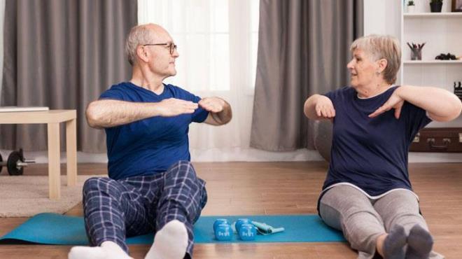 Prof. Dr. Osman Mftolu, yalln bir nevi yorgunluk anlamna geldiini belirterek gnlk aktivitelerin ok nemli olduunu syledi. Yorgunlukla mcadelenin temel faktrlerinden biri de aktif bir hayata sahip olmaktr. Yorgunluu ifade eden yallk sreci, hayatnza yerletirdiiniz aktivitelere bal ekillenebilir.