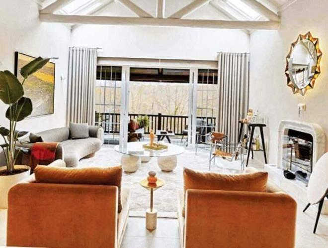 Modern ve retro izgilerin i ie getii  katl villann dekorasyonunda pop-art paralar ve renkli grnmler dikkat ekiyor.