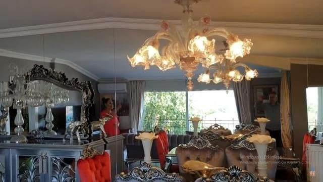 Ev eyalarnda ar bir tarz tercih eden Soyman, gri tonlar ve krmznn dinamik etkisine yer vermi.