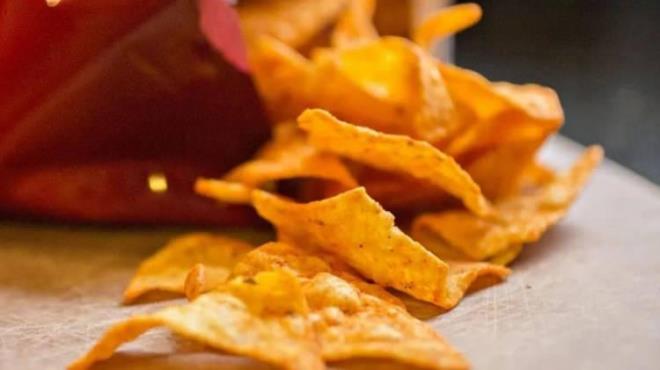 ABD'de  14 yandaki Harris Wolobah isimli bir ocuun sosyal medyada viral olan  "baharatl tortilla cipsi yeme meydan okumas"na katldktan sonra beklenmedik bir ekilde yaamn yitirdi. Otopsi sonucunu gren ailesi ve yaknlar aknln gizleyemedi.