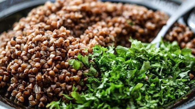 Bir porsiyon karabuday (1 su barda pimi) yaklak 6 gram protein salar (yaklak 1 byk yumurtadaki protein miktarna edeer).