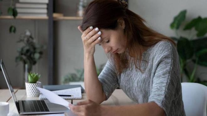 Sorununuzu yksek sesle belirtin  <p>  inizdeki sorunun ne olduunu cmleye dkmek olduka ie yarar bir yntemdir. Ancak sesli bir ekilde sylerken uygulamanz gereken, size destek olacak farkl fiziksel egzersizler mevcut. Sorununuzu sesli bir ekilde ifade ederken elinizin yan tarafna iki parmanzdan hafife vurabilir, bastrabilirsiniz.