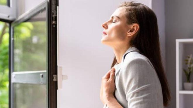 Nefes egzersizi  <p>  Derin bir nefes aln ve stresinizi belirtilen puanlamaya gre tekrar derecelendirebilirsiniz. Baladnz sralamadan aada deilse, ara vererek tekrar deneyebilirsiniz. Bu aamalar yaklak 4 dakika srecektir. Stresli hissettiiniz anlarda 4 dakikanz kendinize ayrabilirsiniz.