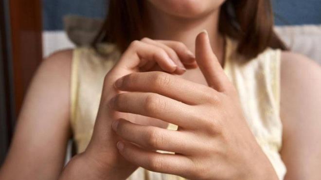 Noktalara dokunun  <p>  Aratrmalara gre iinizi rahatlatmak, kendinizle yzlemek ve kabul etmek iin yaptnz bu uygulamalar fiziksel temas ile desteklemelisiniz. Sekiz nokta; elin yan, ka, gzn yan, gz alt, burun alt, ene, kprck kemii, kol alt ve ban stdr. Kendinizi iyi hissetmek ve baz eyleri kabul etmek adna ksa hatrlatma cmleleri sylerken sekiz noktaya dokunmak iyi hissettirecektir.