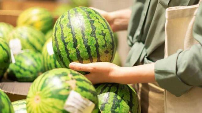 Yaz aylarnn sevilen lezzetleri kavun ve karpuz, olgunlam grntsnn aksine kesildiinde renksiz ve tatsz kabiliyor.