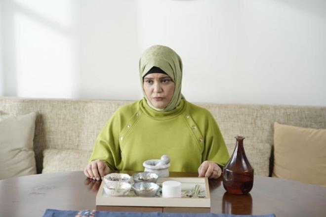 Kzlck erbeti dizisinde hayat verdii "Nilay" karakteriyle tm dikkatleri zerine eken nl oyuncu Feyza Civelek'in uyuturucu siparii verip polise yakaland haberleri gndeme bomba gibi dt. <br>Gndemde deprem etkisi yaratan haberin ardndan Feyza Civelek'in uyuturucu satcsyla yapt telefon konumas ortaya kmt.Dava dosyasna da giren konumalara gre ifadesinde, "Ben ilk defa uyuturucu madde kullanacaktm" diyen Civelek'in kokaini daha ucuza alabilmek iin torbac ile pazarlk yapt ve "Bugnlk eski fiyattan yap" dedii renildi.