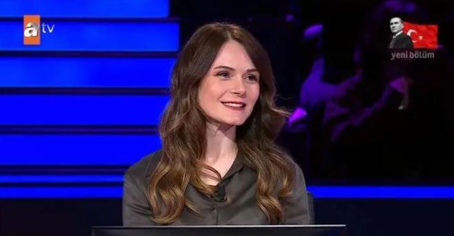 10 kiilik bir grupla g ettiini dile getiren yarmac,Trkiye'yi ok sevdiini syledi. Meslei psikiyatri asistan olan yarmac, ilk sorular kolaylkla yantlamay baard.