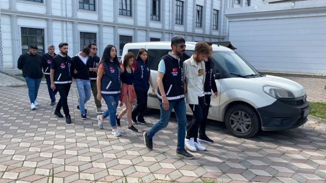 zcan'n cansz bedeni, olay yerindeki incelemelerin ardndan otopsi iin morga kaldrld. Hasar gren kamyonet ise ekici yardmyla blgeden kaldrld. Polis ekipleri, T.A. (22), E.K. (20), Y.A. (20) isimli erkekler ile C.. (20) ve K.N. (17) isimli kzlar gzaltna ald.