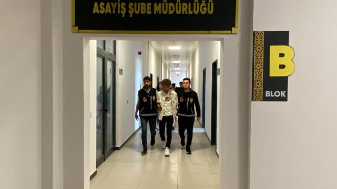 KAZA SS VERM    T.A., E.K., Y.A., C.., K.N. ve Rmeysa Meri zcan'n cumartesi gn akam saatlerinde bulutuklar ve birlikte alkol aldklar renildi.    T.A'nn bir sre sonra Rmeysa Meri zcan' da yanna alarak kamyonetle Yukar Hereke blgesine hareket ettii, T.A'nn bu ssz blgede Rmeysa Meri zcan ile cinsel birliktelik yaamak istedii, gen kzn bunu kabul etmemesi zerine zanlnn korkutmak iin kzn boynuna ip balad, ipin bir ucunu da kamyonete balad ve zcan' tartaklad belirlendi.