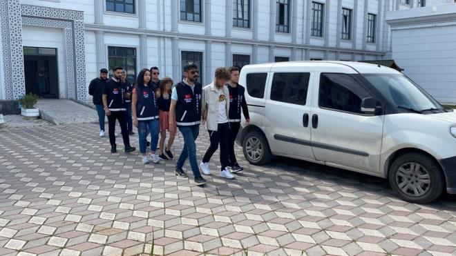 Gzaltna alnan 5 pheli, emniyette tamamlanan ilemlerinin ardndan Glck Adliyesi'ne sevk edildi. T.A. tutuklanrken, E.K., Y.A., C.. ve K.N. savclk tarafndan serbest brakld.