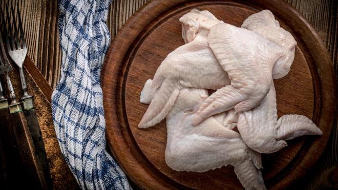 Bu yntemde buzdolabnn en alt rafna bir kat havlu yerletirilir. Ardndan donmu tavuk, serilen kat havlunun zerine koyulur. Bylece donmu tavuk zme ilemi gerekleirken, eriyen buzlarn buzdolabna damlamas nlenebilir.