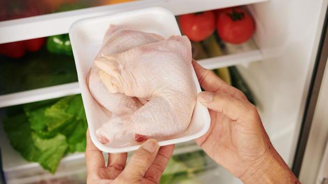 te yandan donmu tavuk zlrken mutfak tezgahnda bekletilmesi nerilmiyor. nk bu yntemde donmu tavuun buzlar erirken bakteriler iin reme alan oluabilir.